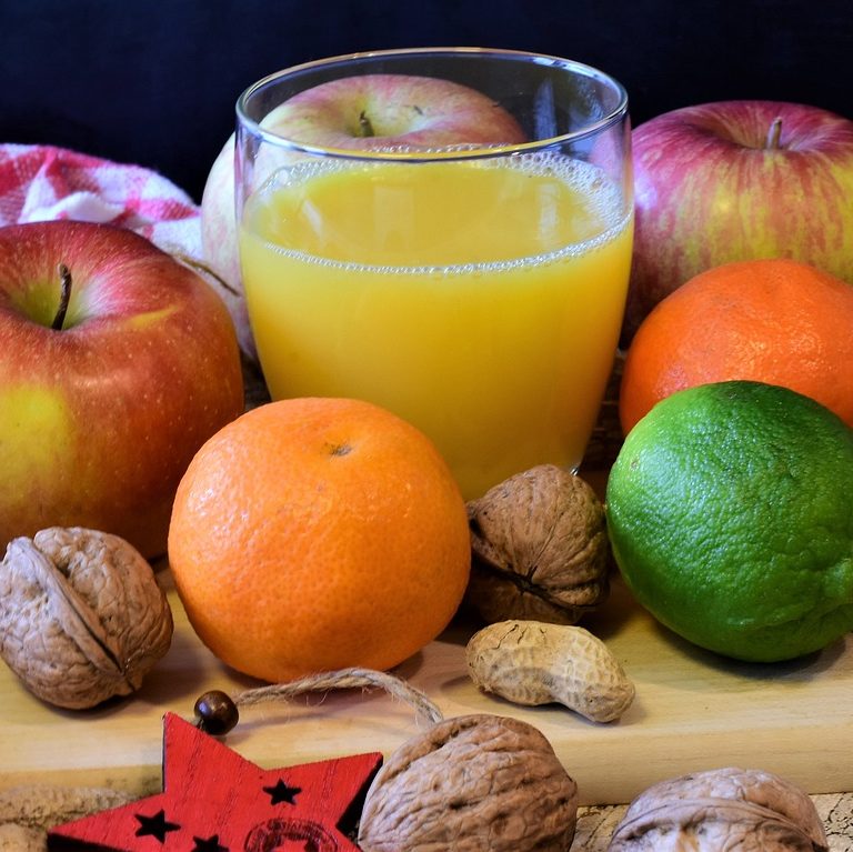 Jus d'orange avec des fruits autour