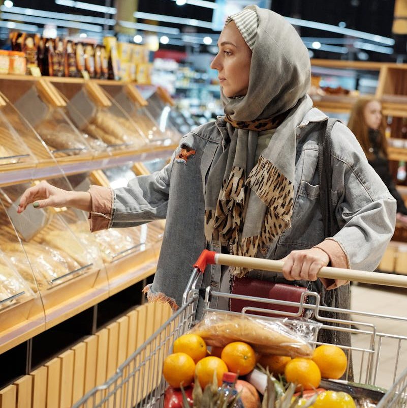 Femme faisant ses courses