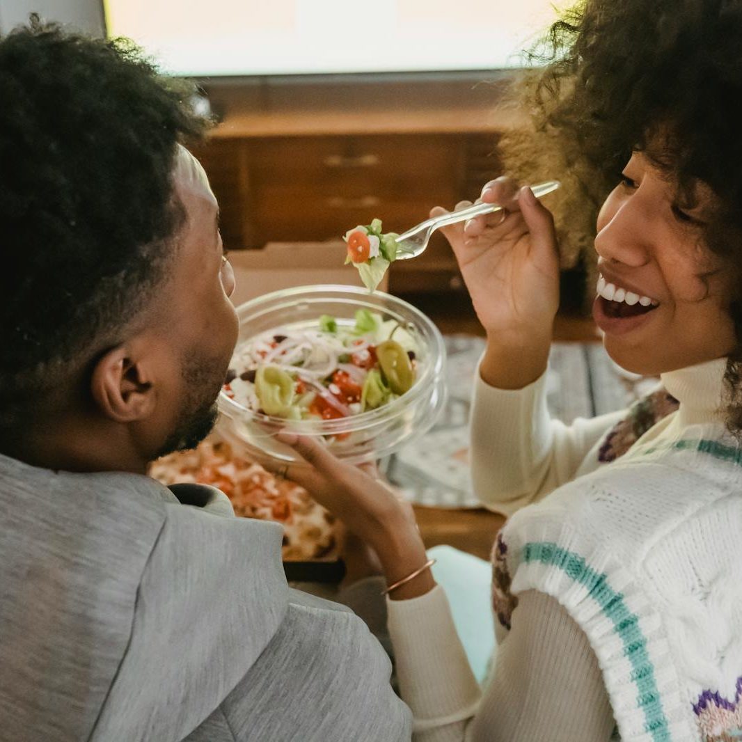 Couple mangeant une salade
