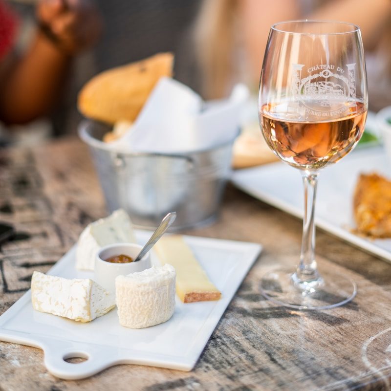 Verre de vin rosé et plateau de fromage