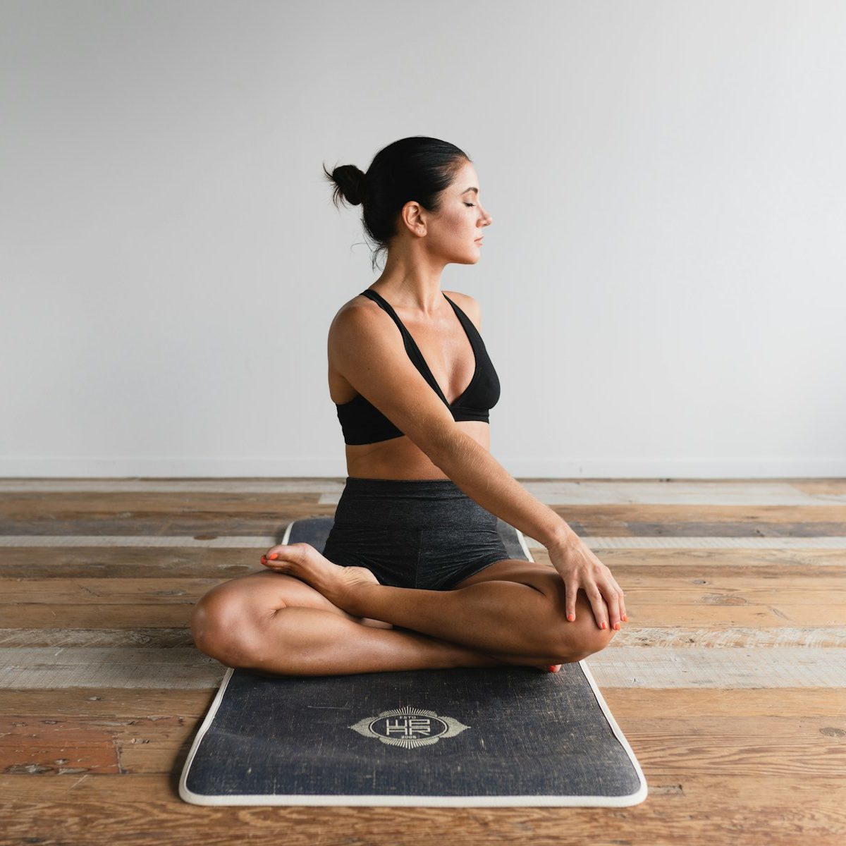 Femme faisant du yoga
